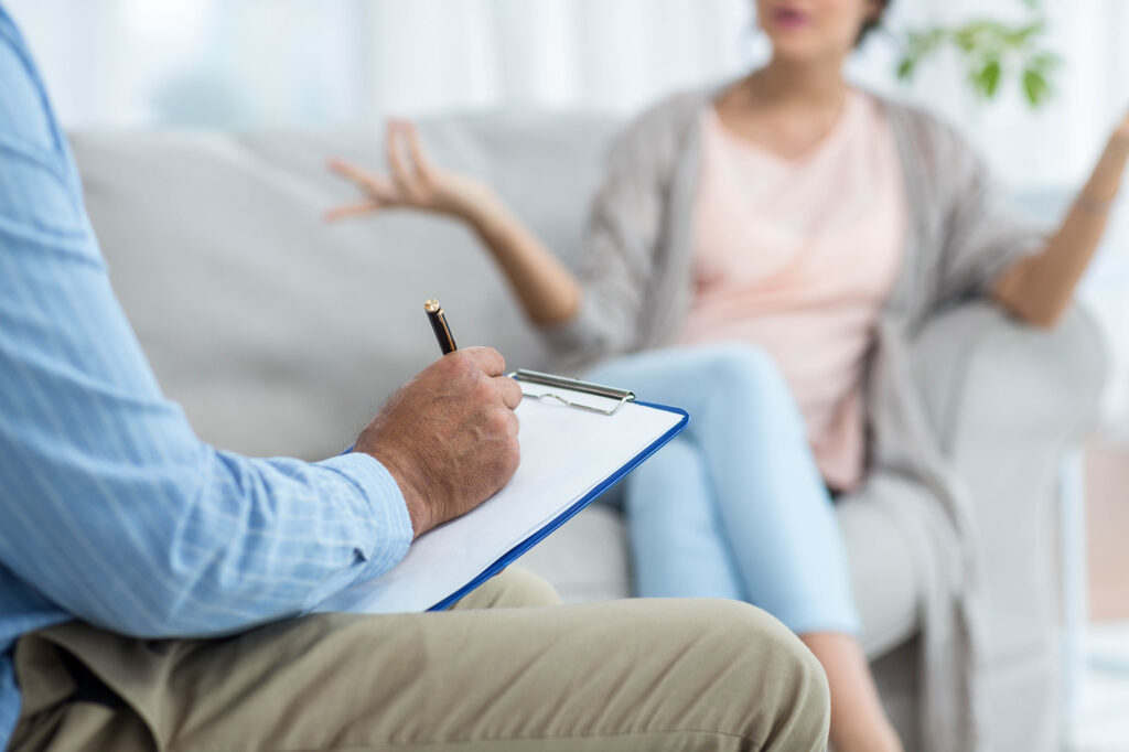 Kobieta zwierza się psychoterapeucie ze swoich problemów z jedzeniem.
