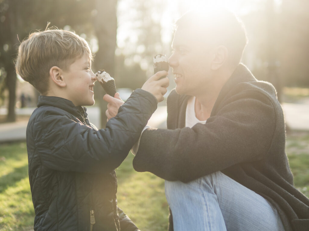 Ojciec z synem na lodach.