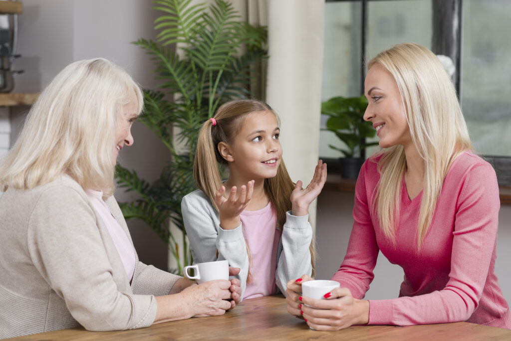 Mama i babcia rozmawiają z dziewczynką o tym, że spędza zbyt dużo czasu w swoim pokoju.