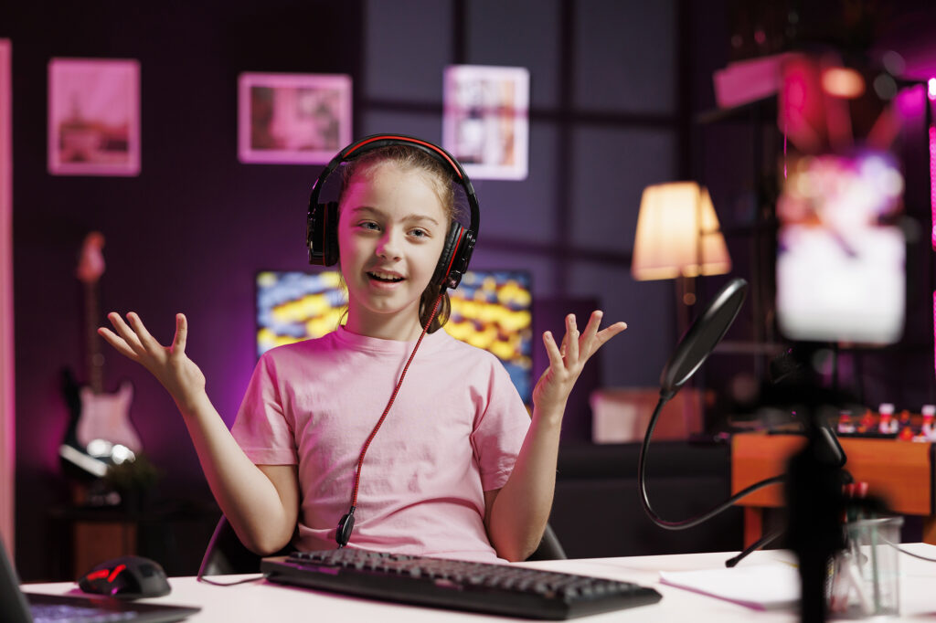 Dziewczynka gra na komputerze.